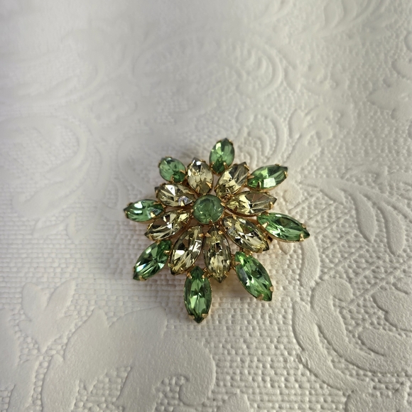 VINTAGE Green Vaseline Uranium Glass Rhinestone Layered Brooch Glow Flower Pin - Picture 4 of 8